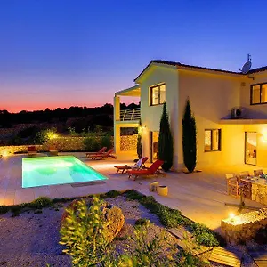 Villa Ideales, Mousata